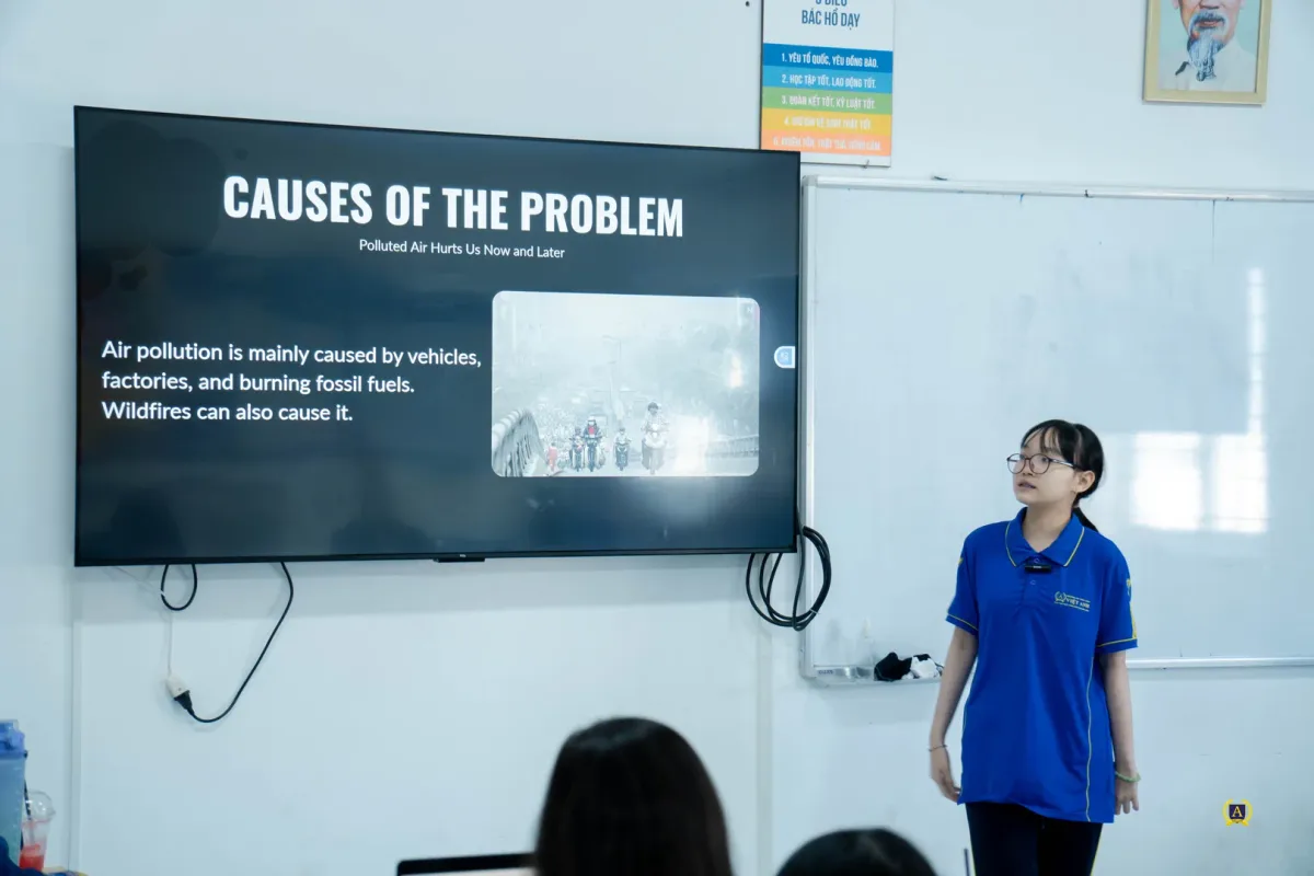 Học sinh lớp 7A2 trình bày nguyên nhân ô nhiễm không khí bằng tiếng Anh — ví dụ CLIL tại Trường Việt Anh