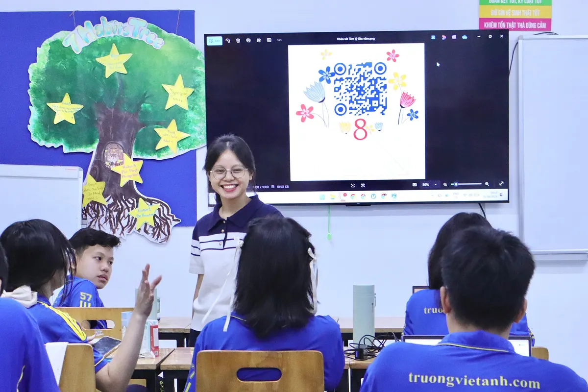Chuyên viên tâm lý Trường Việt Anh hướng dẫn học sinh trong buổi sinh hoạt CLB Tâm lý