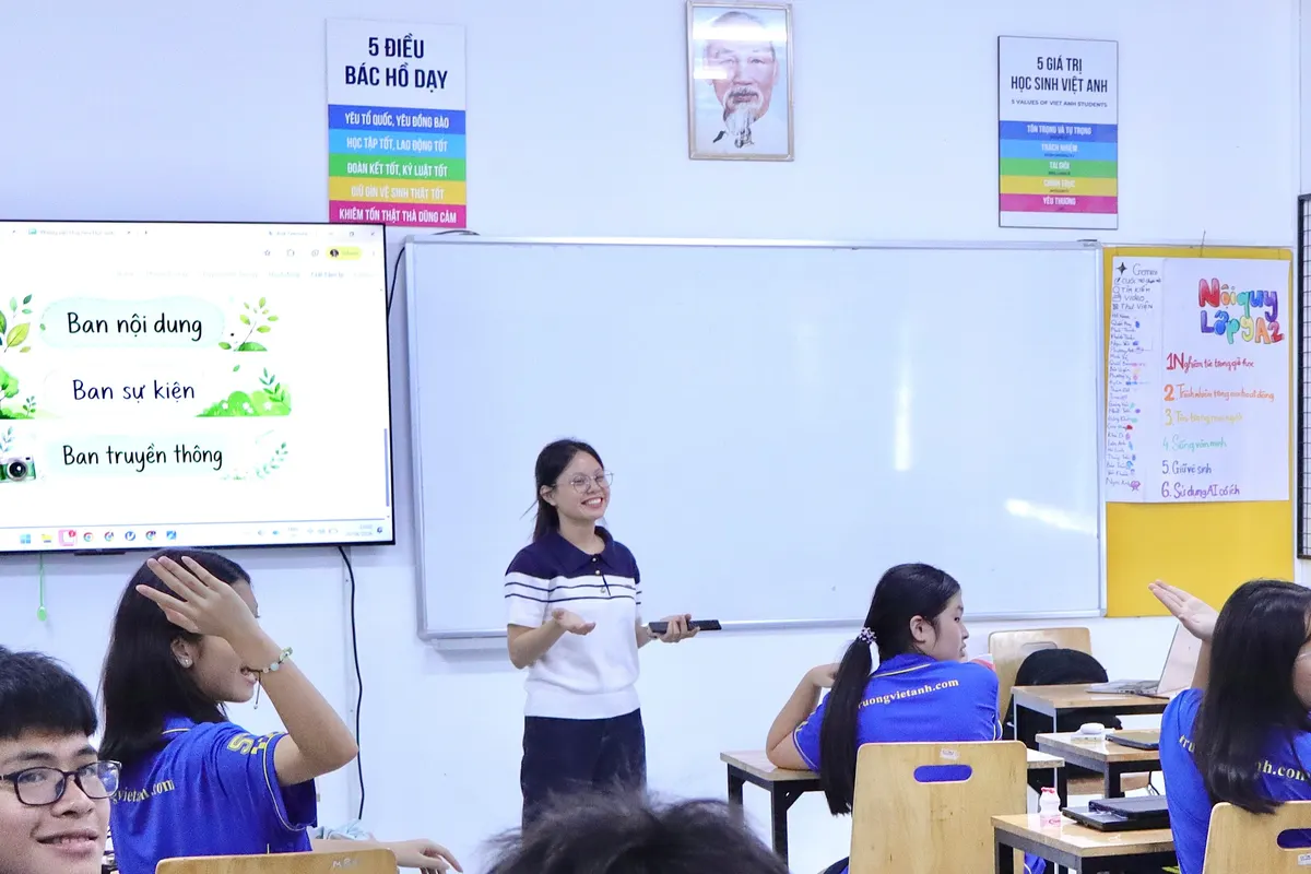 Buổi sinh hoạt CLB Tâm lý Trường Việt Anh — màn hình chiếu ba ban: ban nội dung, ban sự kiện, ban truyền thông