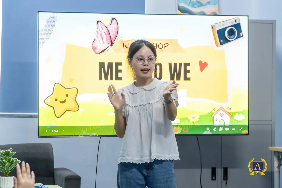 Workshop “Me and We” của CLB Tâm lý Trường Việt Anh — chuyên viên hướng dẫn trước màn hình chiếu
