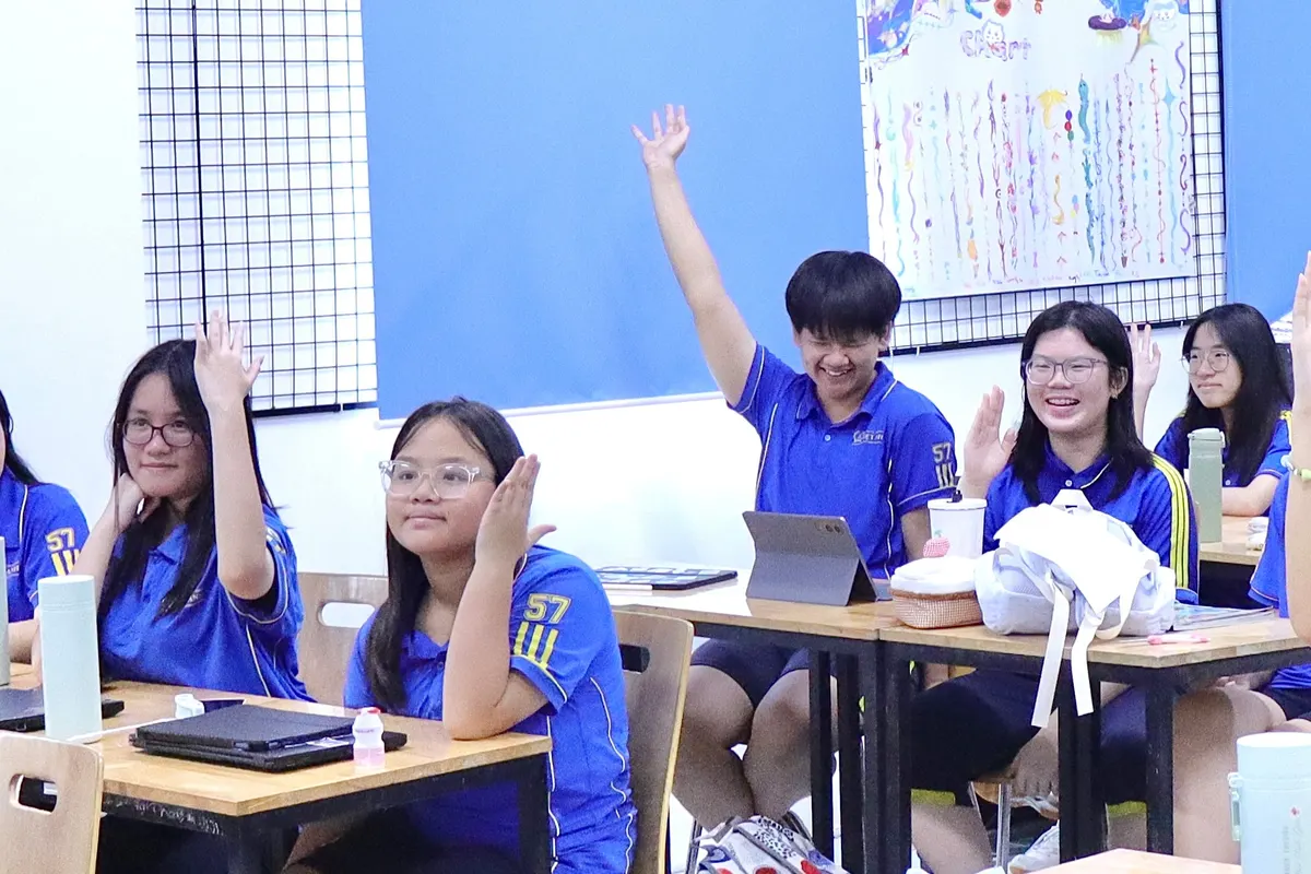 Học sinh Trường Việt Anh giơ tay phát biểu trong buổi sinh hoạt của Phòng Tâm lý học đường