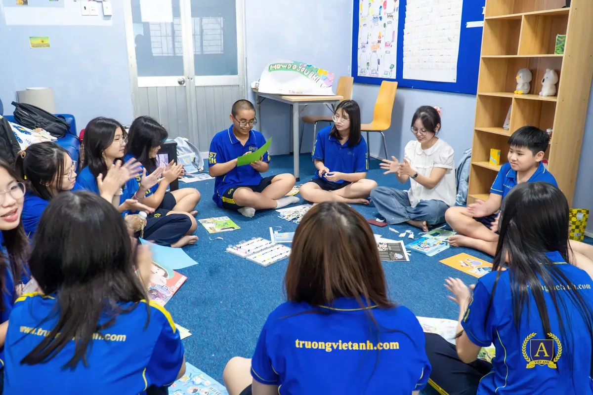 Học sinh Trường Việt Anh ngồi thành vòng tròn trong buổi sinh hoạt của Phòng Tâm lý học đường