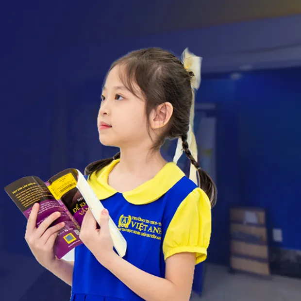 Học sinh lớp 1 Trường Việt Anh tự đọc sách, rèn tính tự lập