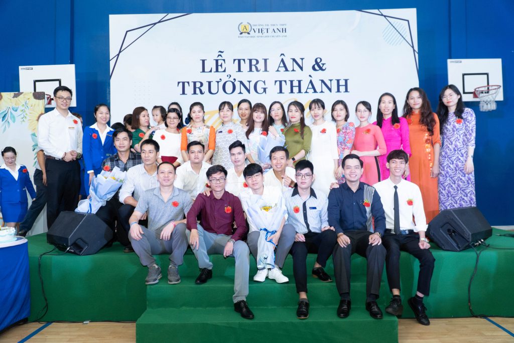 Thanh xuân ngập tràn cảm xúc cùng Lễ Tri Ân và Trưởng Thành của trường Việt Anh