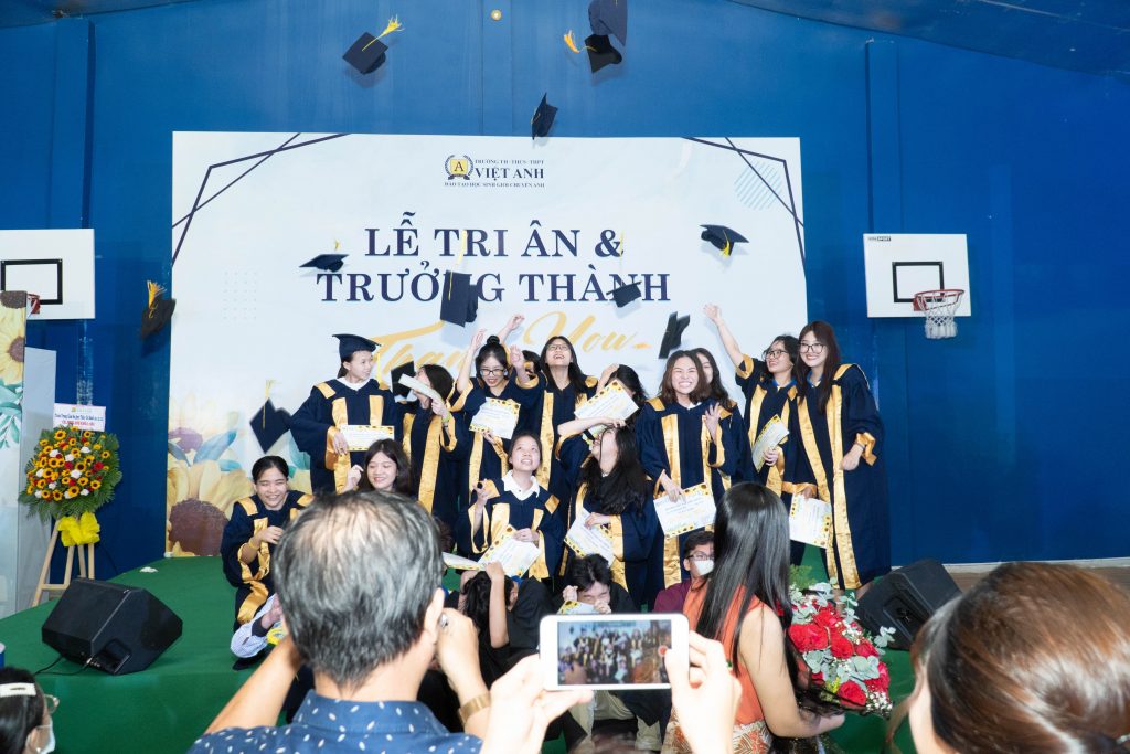 Thanh xuân ngập tràn cảm xúc cùng Lễ Tri Ân và Trưởng Thành của trường Việt Anh